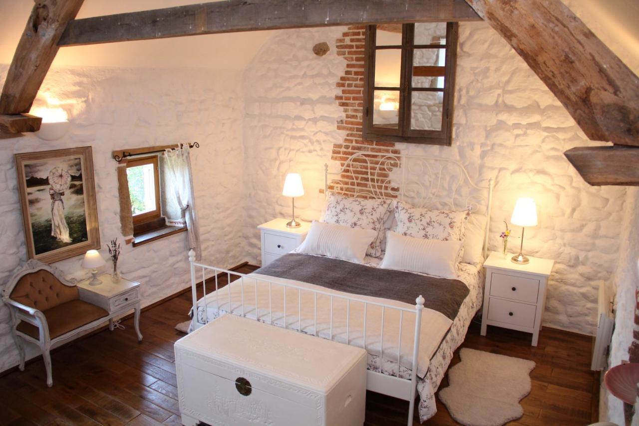 La Belle Ame Bed & Breakfast Saint-Priest-des-Champs Rom bilde