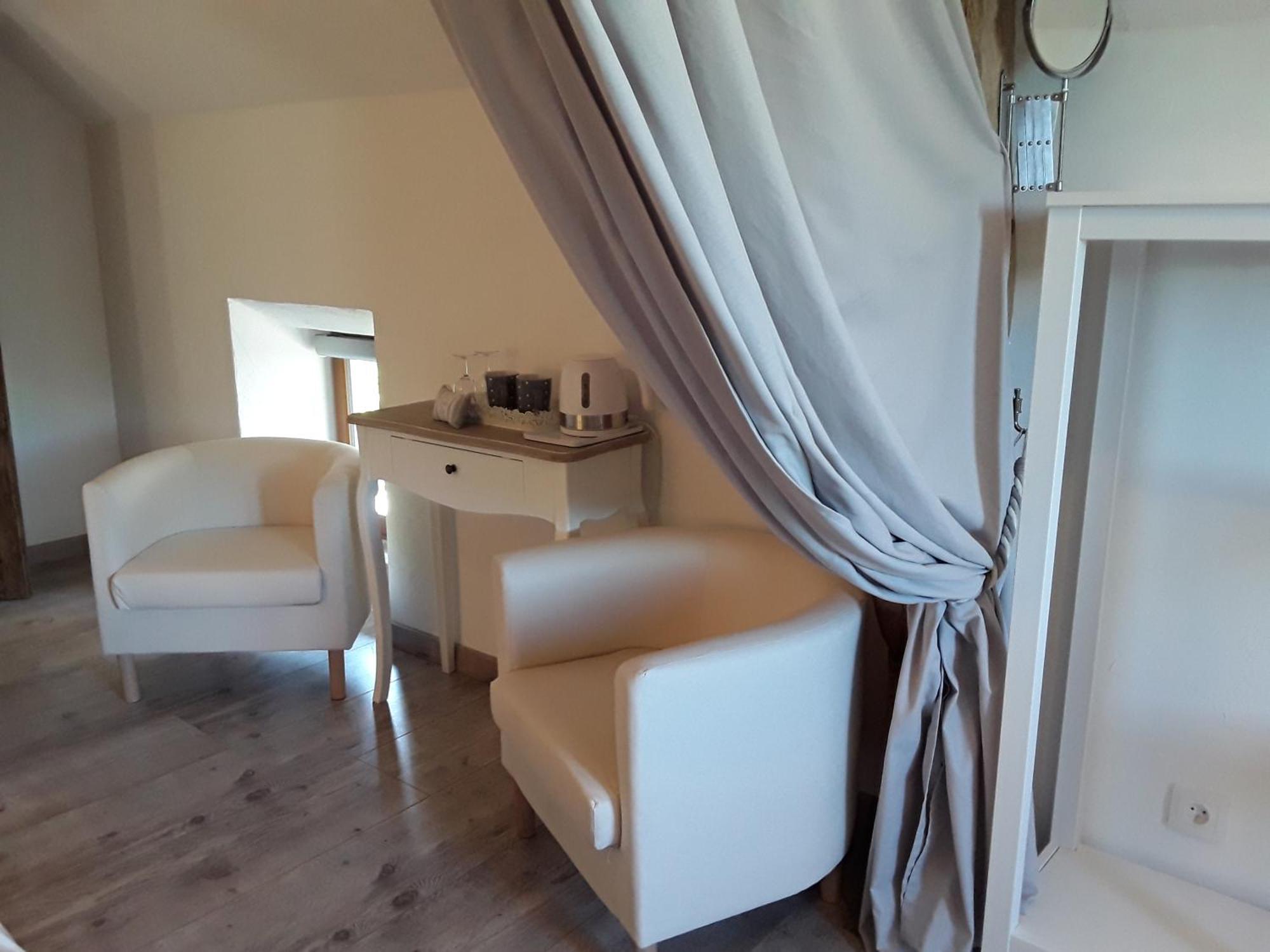 La Belle Ame Bed & Breakfast Saint-Priest-des-Champs Rom bilde