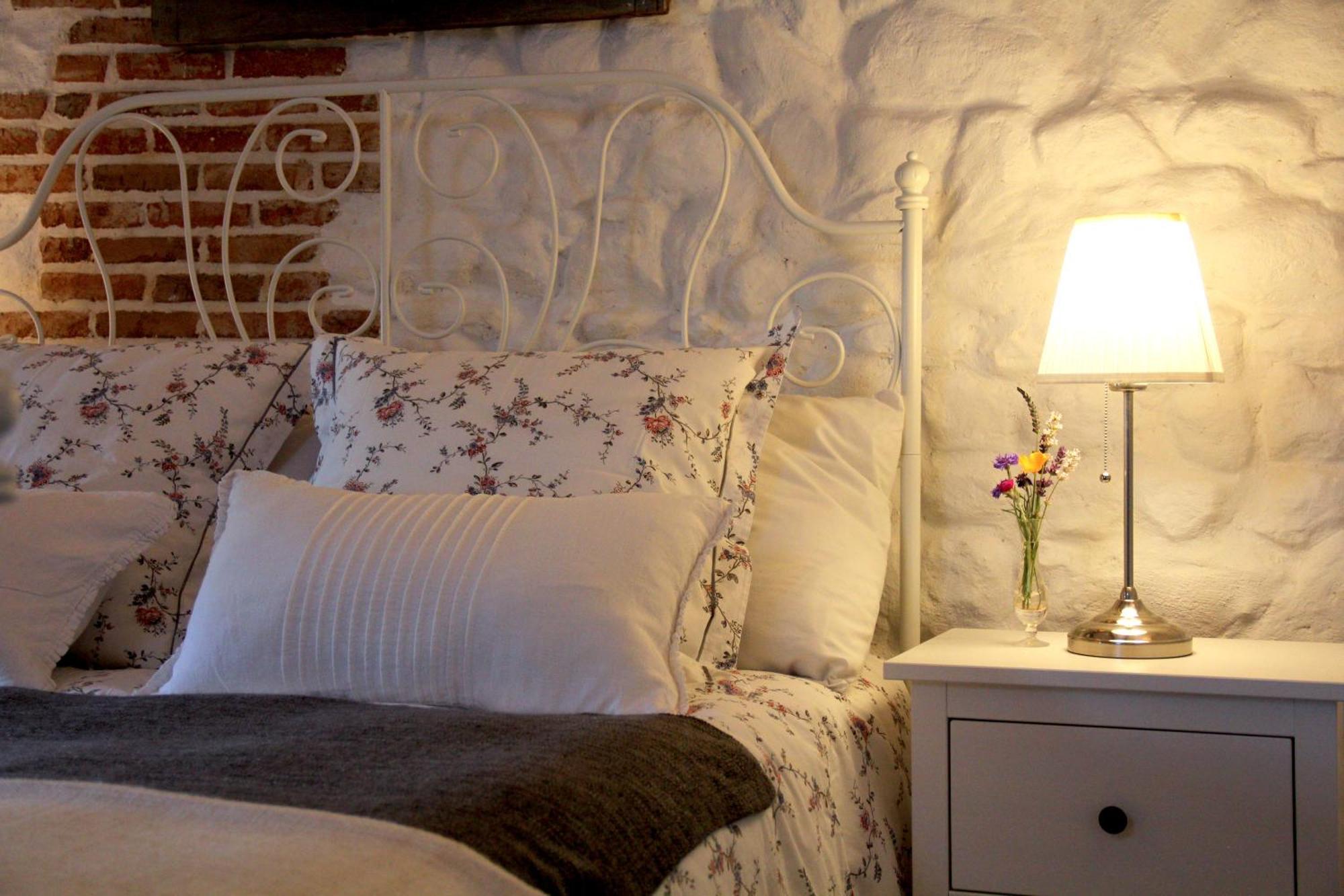 La Belle Ame Bed & Breakfast Saint-Priest-des-Champs Rom bilde