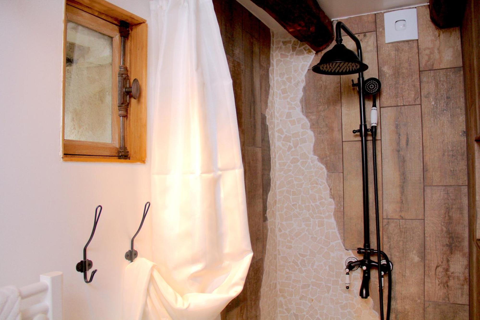 La Belle Ame Bed & Breakfast Saint-Priest-des-Champs Rom bilde